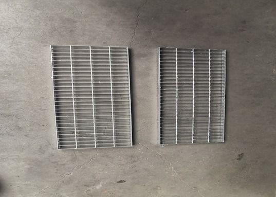 Решетка пешеходного подиума стальная Serrated горячая окунутая гальванизированная решетка