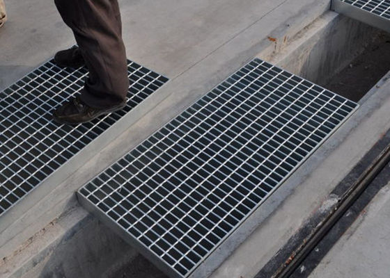 Металл подиума стока парка скрежеща сопротивление удара 30X100mm облегченное