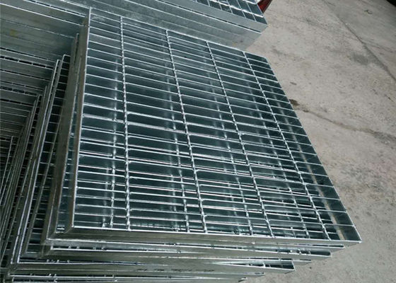 Металл подиума стока парка скрежеща сопротивление удара 30X100mm облегченное