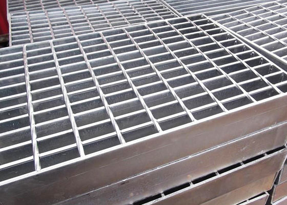 Металл подиума стока парка скрежеща сопротивление удара 30X100mm облегченное