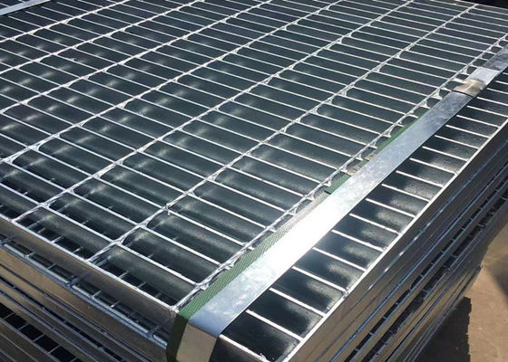 Металл подиума стока парка скрежеща сопротивление удара 30X100mm облегченное