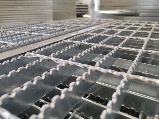 структура платформы 4mm решетки металла 50*5mm анти- въедливая толстая светлая