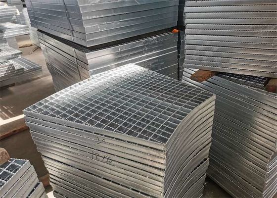 Сверхмощная стальная подъездная дорога скрежещет решетку